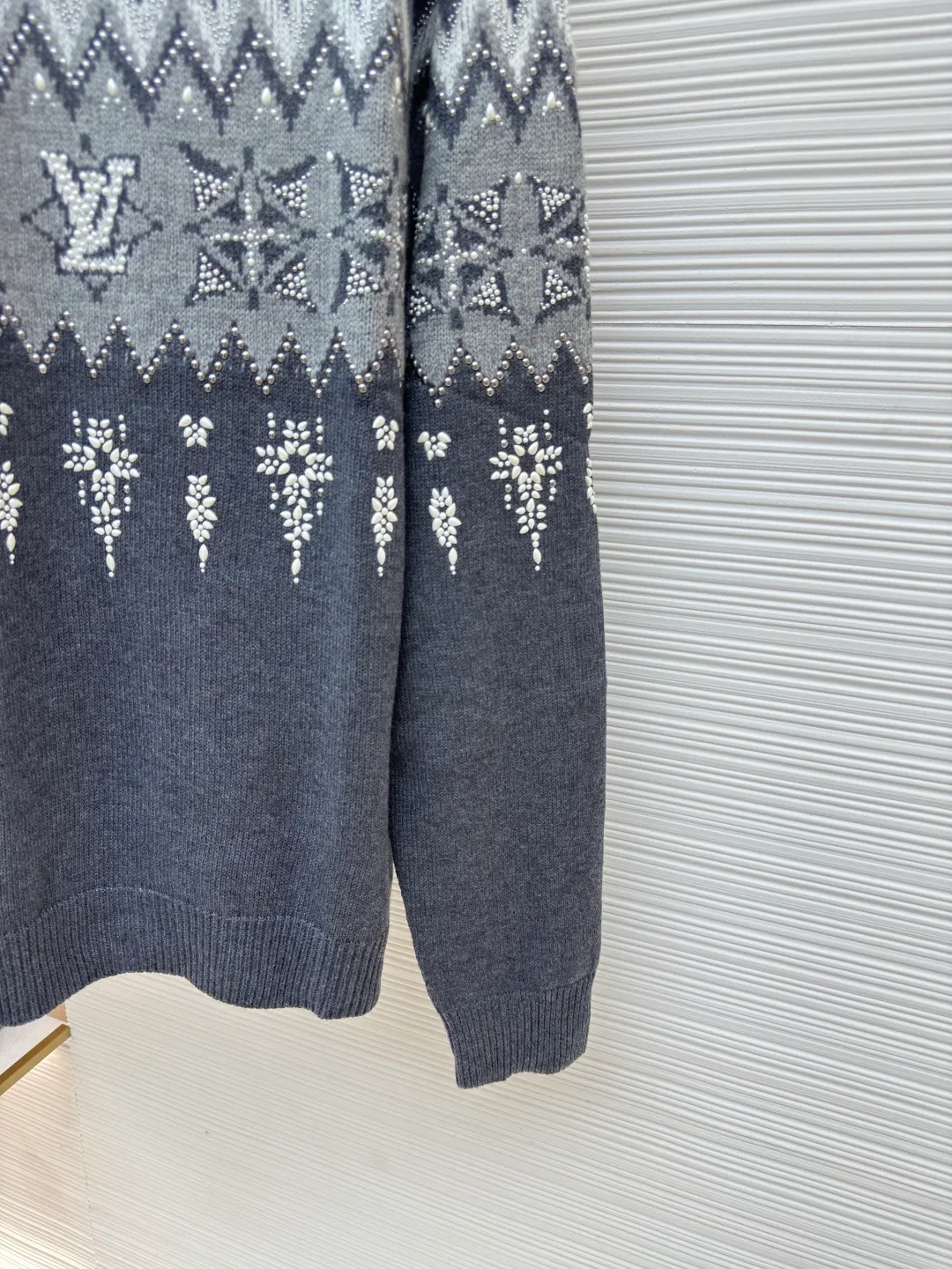 LOUIS VUITTON diamond-filled snowflake sweater ●Authentic product: 27500 purchased and developed ●Item number: 1680456-D60 ●Fabric: wool fabric ●Technology: knitted production ●Version: fitted version ●Weight: about 775 grams ●Size: The overall particles of the imported beads are uniform in color and full of brightness. The number and size of the beads are at the limit, and they are particularly easy to position. The beads are placed manually, from large to small, and the cannon beads are manually placed each time. A piece of clothing needs to be manually placed in dozens of positions, which is super time-consuming. The labor cost alone is equivalent to the cost of an ordinary sweater. The process is extremely complex and cumbersome. The high-temperature operation of a pneumatic heat press machine positions the beads in an array and combination. The overall wiring is straight and delicate, the fabric is comfortable and soft, and the color is consistent without color difference. It can be matched with the same style to create a fashionable look and control various occasions. Customized accessories, complete with three standards, same style for men and women!